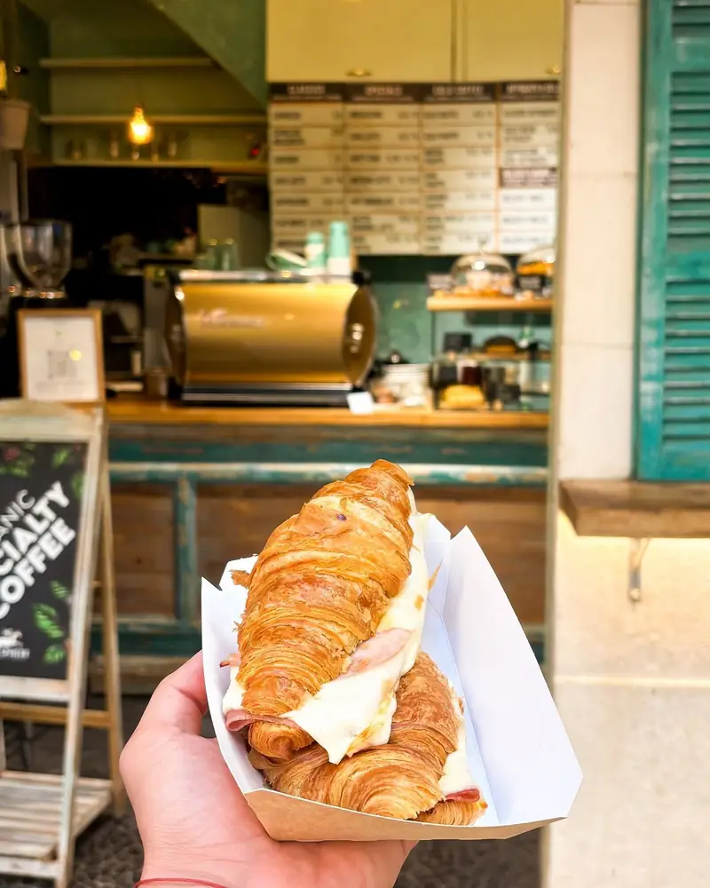 Croissant, Recién hecho, para llevar
