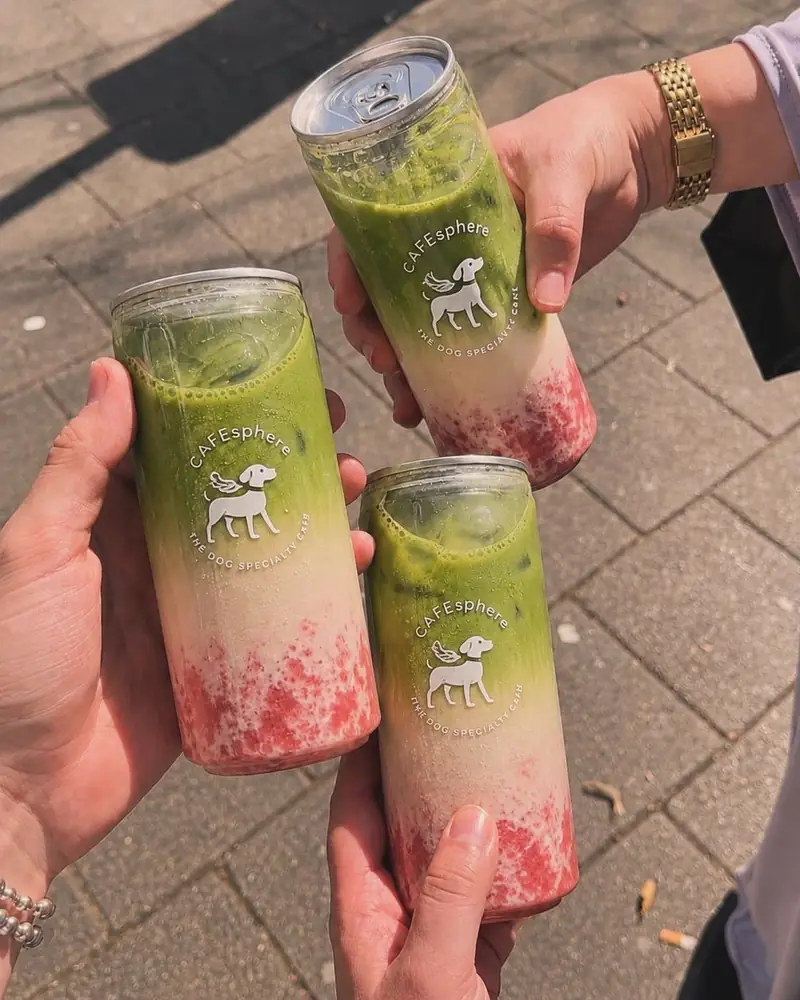 Dos latas de Strawberry Matcha y Pistachio