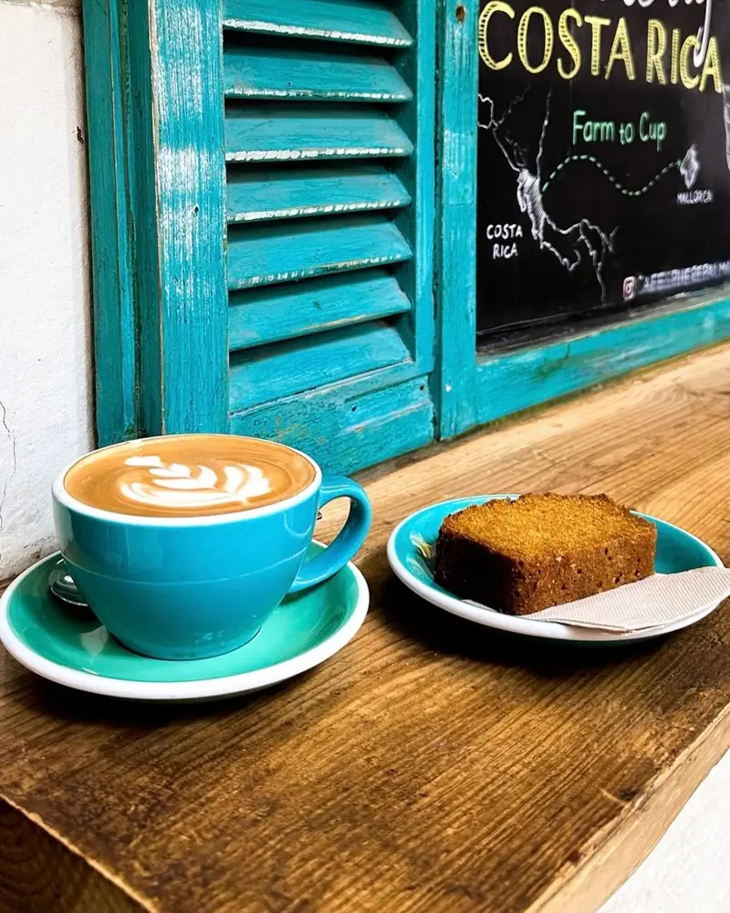 Café y bizcocho, Junto a la persiana