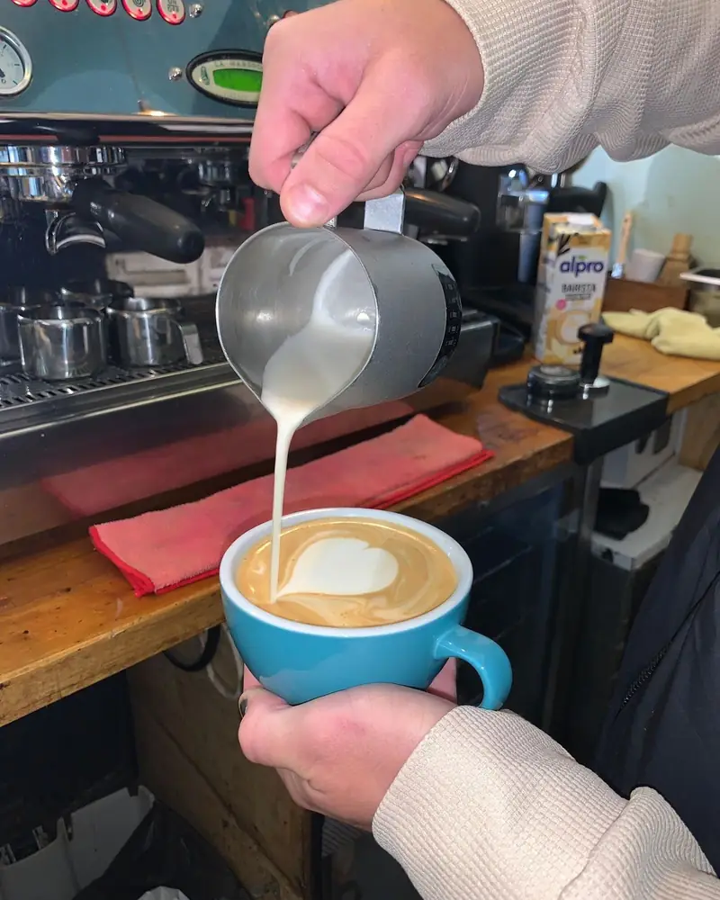 Latte art, En la barra, cada mañana